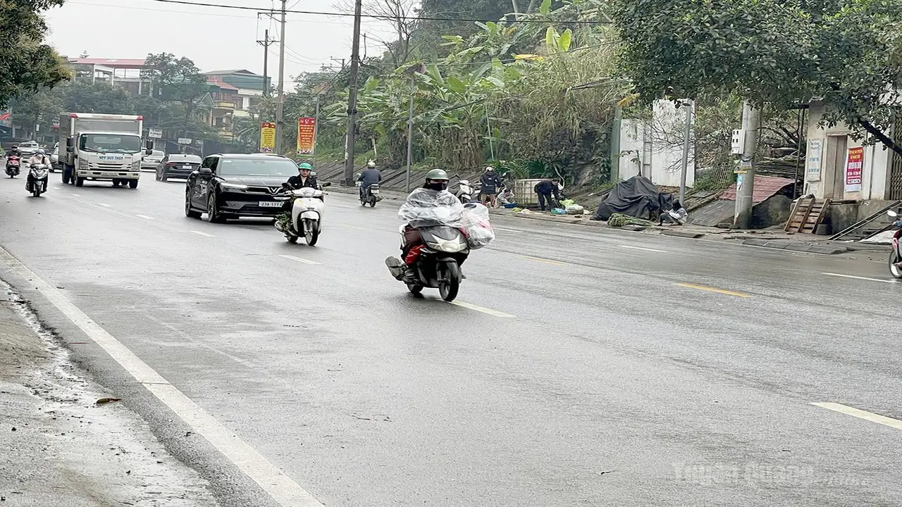 طقس فيتنام.. أمواج باردة تضرب منطقة توين كوانغ وسط فيضان من الأمطار الغزيرة